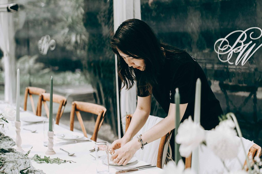The IFUSION team perfecting reception floral details